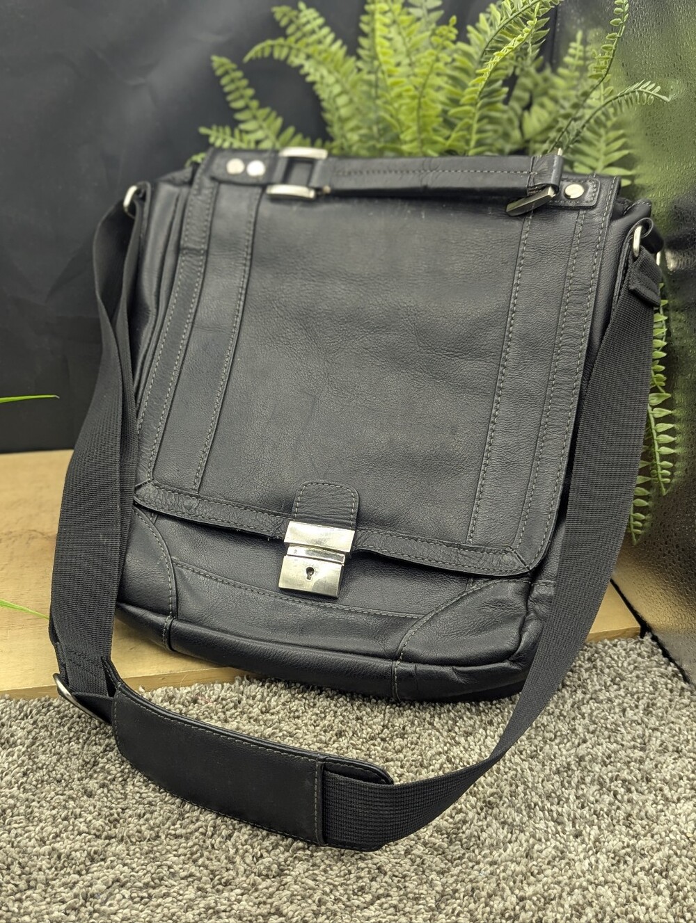 Wilson's Black Leather Shoulder Carry Bag Padded Inner Top Handle Vintage